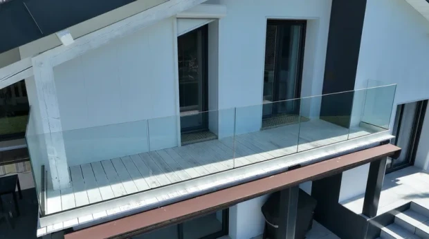 Garde-corps verre sur profil&eacute; inox